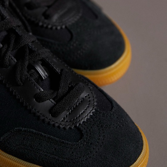 COPY - Veja volley tennis shoes women’s size 9 - Picture 3 of 6